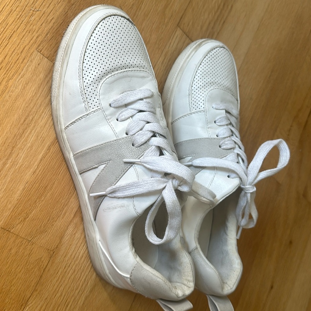 Arula white tennis shoes 10W